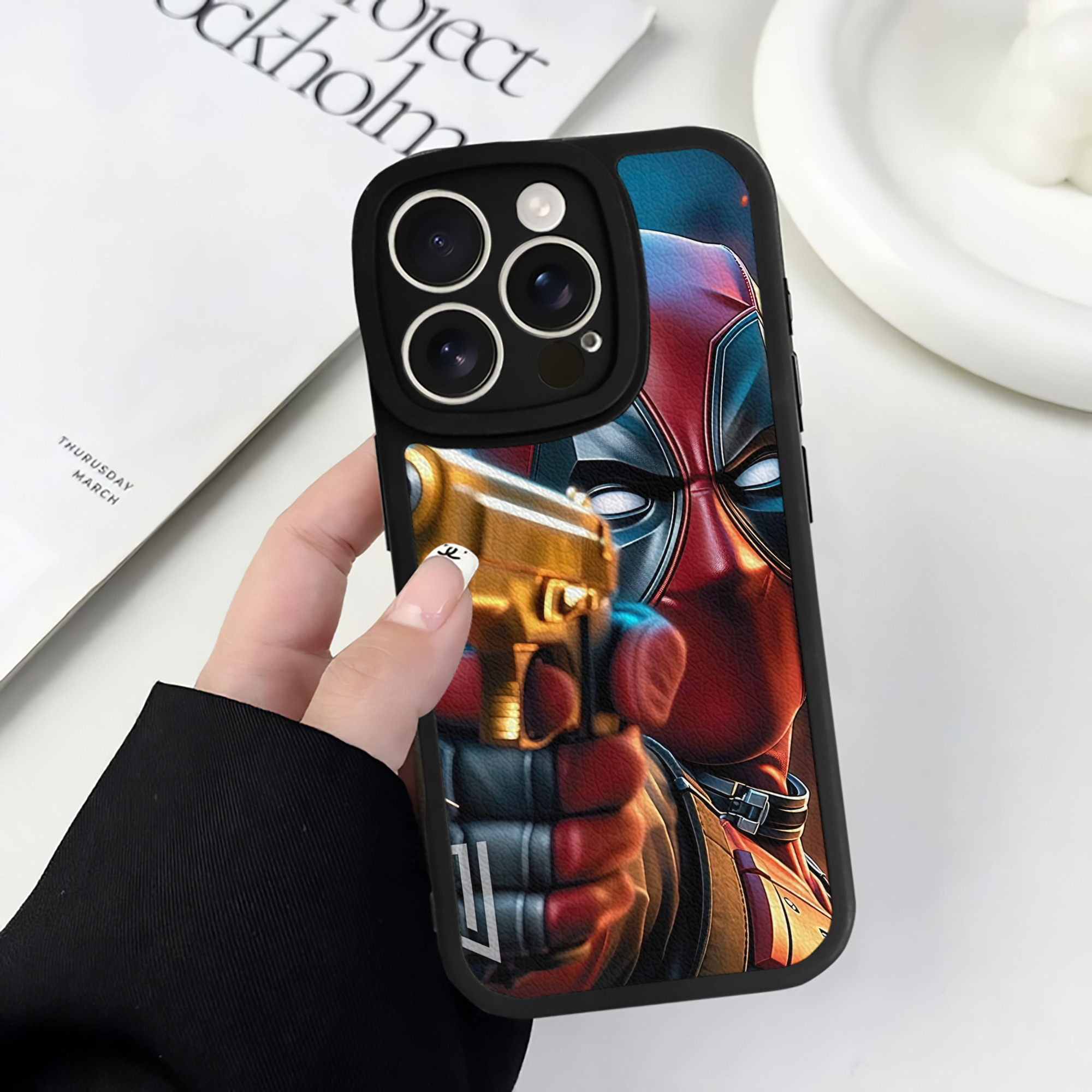 （画像用） Deadpool デッドプール 【iPhone 16シリーズ対応】シリコンスマホケース（レザー調） 材質：シリコン
